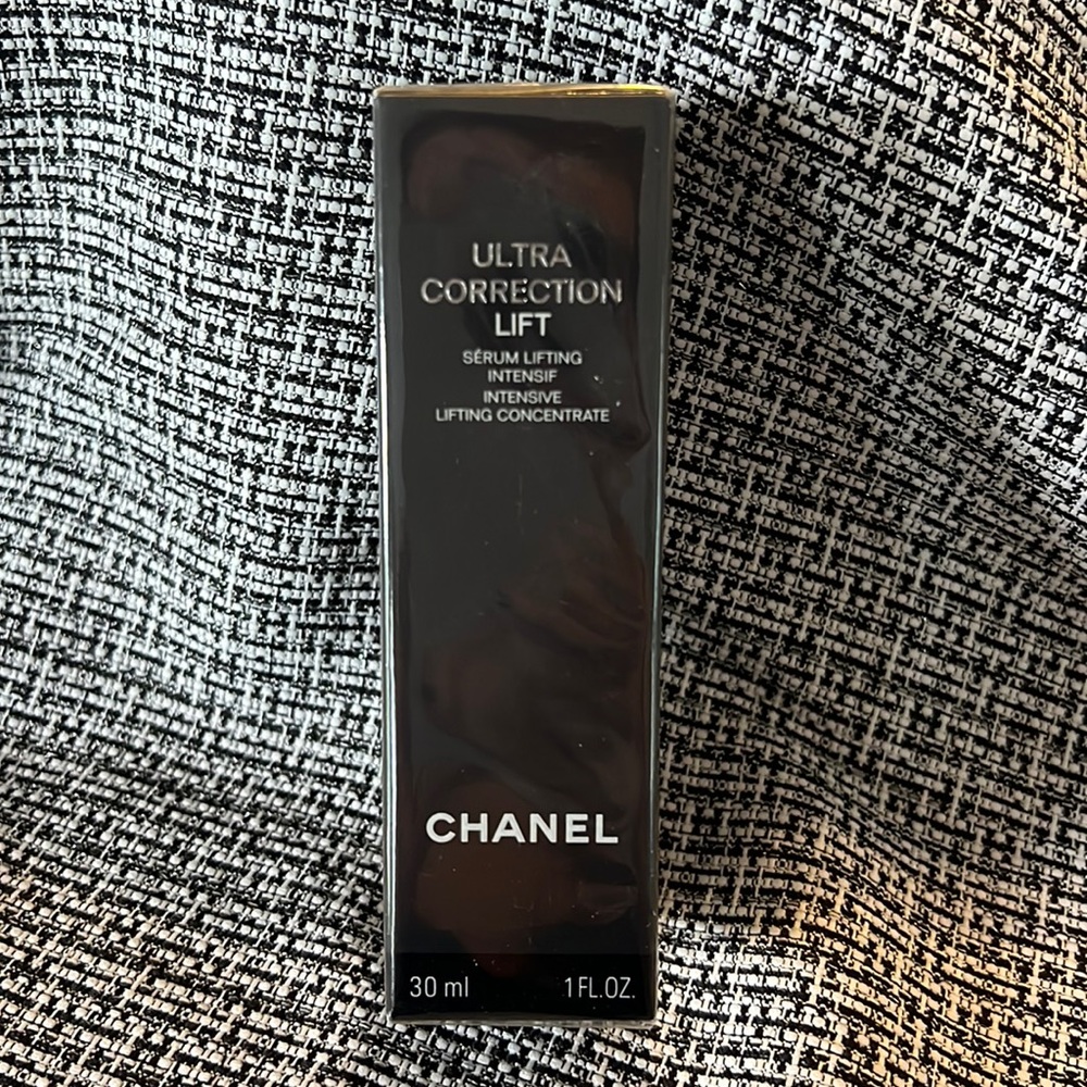 CHANEL Ultra Correction Lift Serum Concentrate